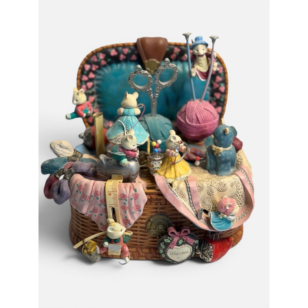 VTG Enesco Knittin' Pretty Music Box Whistle While You Work Mice Sewing Basket